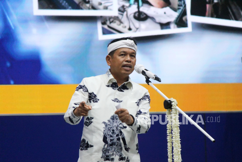Gubernur Jabar Dedi Mulyadi menyampaikan sambutan saat acara Pembinaan Sekolah Menengah Kejuruan, Semarak Vokasi (SERASI) bertajuk Membangun Sumber Daya Manusia Unggul dan Berdaya Saing di Era Digital Menuju Jabar Istimewa dengan Panca Waluya sekaligus Penyerahan Sertifikat Calon Tenaga Kerja BYD, di Sabuga, Kota Bandung, Kamis (2/10/2025). 