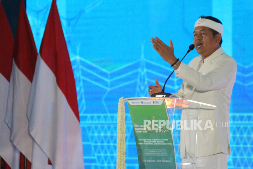 Gubernur Jabar Dedi Mulyadi menyampaikan sambutan saat acara West Java Investmen Summit 2025, di Kota Bandung, Jumat (14/11/2025). 