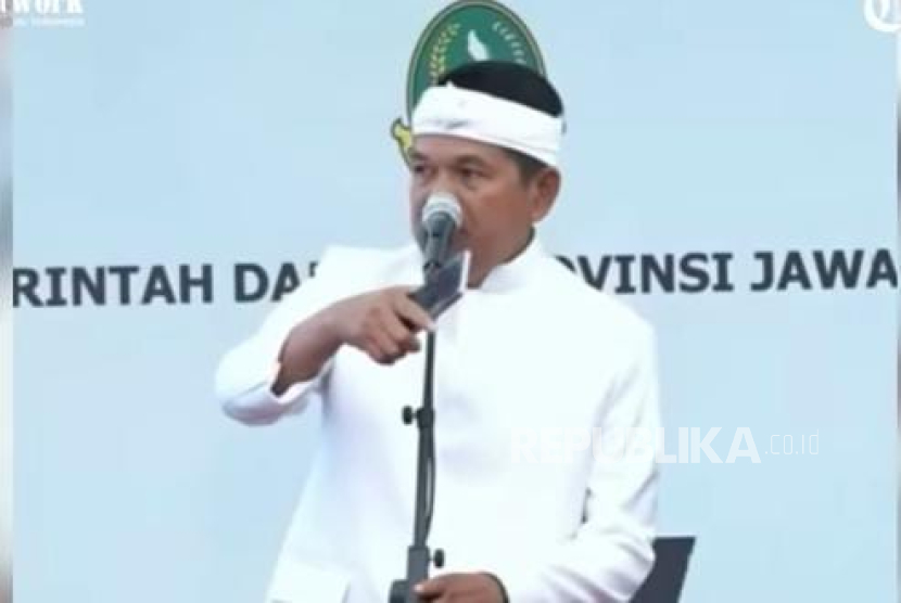 Gubernur Jabar Dedi Mulyadi saat menghentikan rombongan Setda Jabar yang dipimpin oleh Sekda Jabar Herman Suryatman.  