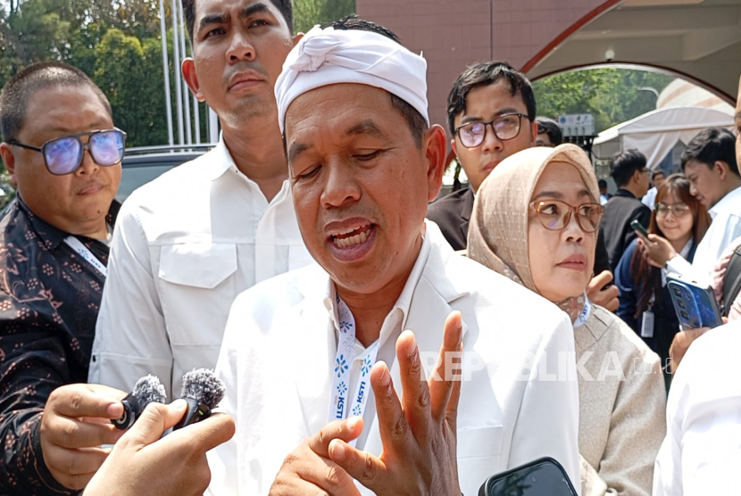 Gubernur Jabar Dedi Mulyadi usai menghadiri acara konvensi sains, teknologi dan industri di gedung Sabuga ITB Kota Bandung, Kamis (8/8/2025).