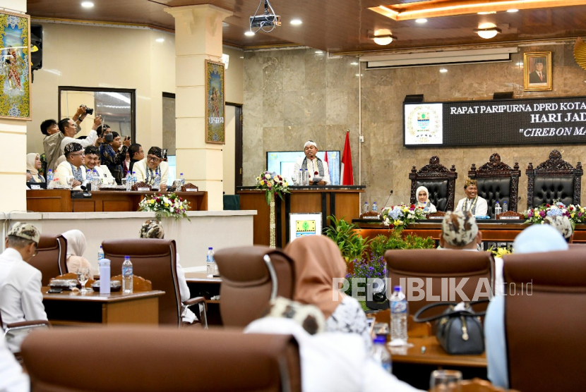Gubernur Jabar Dedi Mulyadi yang akrab disapa KDM menghadiri Rapat Paripurna Istimewa dalam rangka Hari Jadi ke-598 Kota Cirebon di Gedung DPRD Kota Cirebon, Sabtu (28/6/2025).