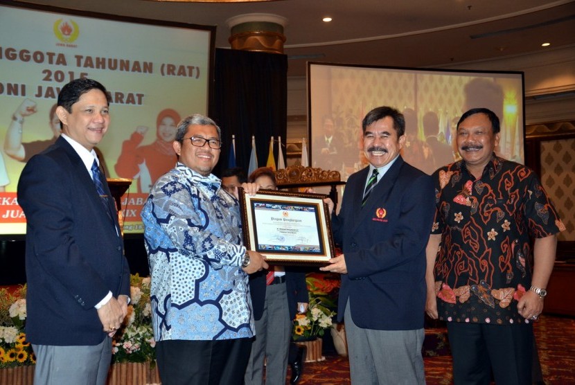 Gubernur Jabar H. Ahmad Heryawan Lc mendapatkan award dari KONI Jabar yang diserahkan oleh Ketua Umum KONI Jabar H. Ahmad Saefudin pada pembukaan RAT KONI Jabar di Bandung, Sabtu (19/12)