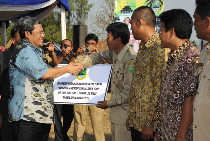 Gubernur Jabar H Ahmad Heryawan meluncurkan program pembangunan 100 ribu rumah tidak layak huni (Rutilahu), belum lama ini.