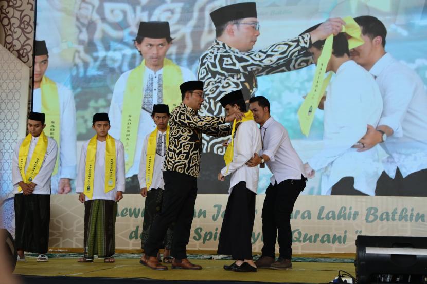 Gubernur Jawa Barat (Jabar) Ridwan Kamil mewisuda penghafal Alquran program Sadesha (Satu Desa Satu Hafiz) di Dome Bale Rame, Kabupaten Bandung, Jabar, Senin (28/8/2023).