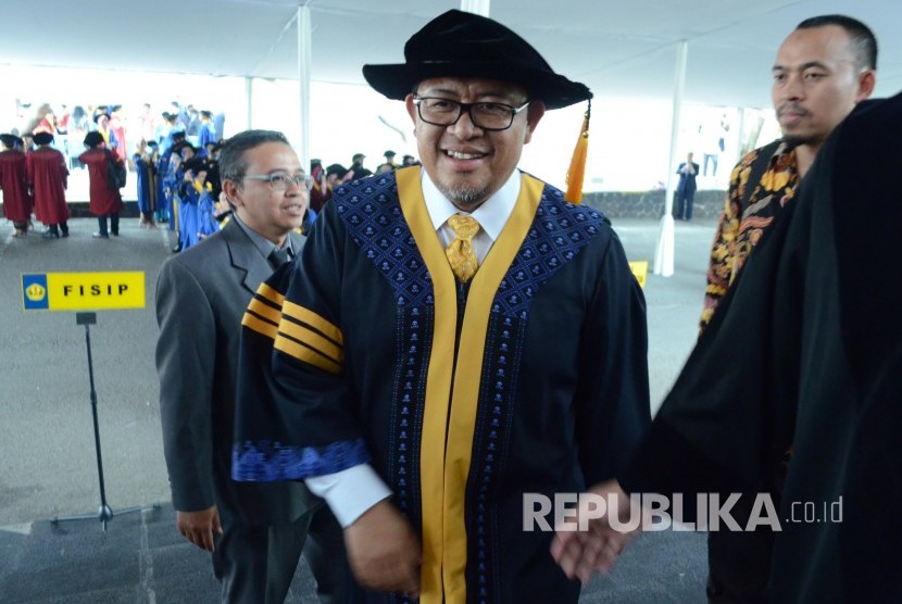 Gubernur Jabar periode 2008-2018 Ahmad Heryawan (Aher) berjalan menuju ruang wisuda saat akan diwisuda S3 Jurusan Manajemen dan Bisnis, di Aula Unpad, Kota Bandung, Selasa (31/7).
