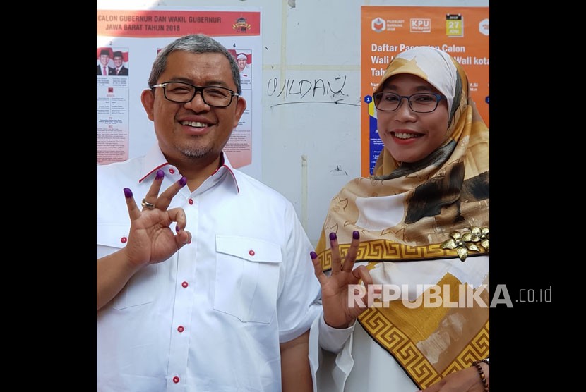 Gubernur Jabar periode 2013-2018, Ahmad Heryawan dan isteri menyampaikan aspirasinya pada Pilkada Serentak, Rabu (27/6) ini di TPS dekat rumah dinas (Rumdin) Gubernur Jabar Gedung Pakuan. Yakni, di TPS 01 Kelurahan Babakan Ciamis, Kecamatan Sumur Bandung.