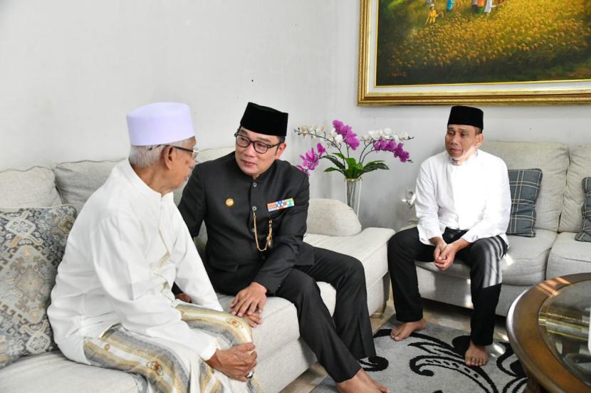 Gubernur Jabar, Ridwan Kamil, berbincang dengan Oma Harmanto, ayahanda Kapolda Jabar, Irjen Pol Dr Akhmad Wiyagus, saat melayata almarhumah.