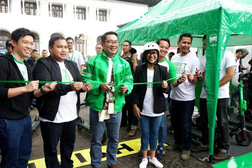 Gubernur Jabar Ridwan Kamil (berjaket Grab) meresmikan peluncuran alat transportasi listrik GrabWheels dalam ajang West Java Festival 2019 di Gedung Sate, Kota Bandung, Sabtu (2/11).