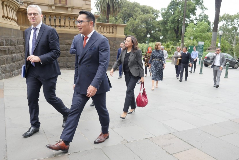  Gubernur Jabar Ridwan Kamil berjalan bersama Parliamant Secretary of Victoria, Danny Pearson menuju ruang pertemuan business lunch delegasi Jabar dengan unsur pemerintahan Victoria di Melbourne, Selasa (25/2). Foto: Rachmat Santosa Basarah/Republika