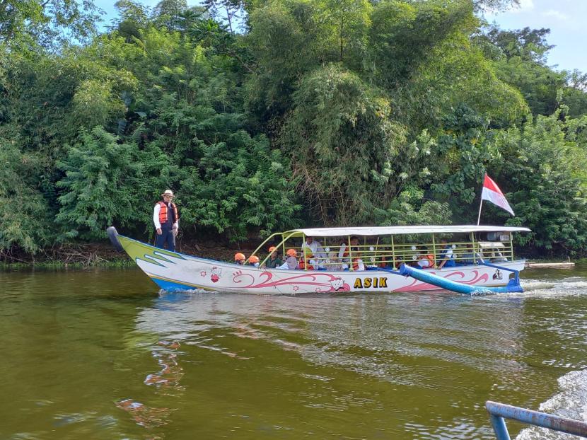 Gubernur Jawa Barat (Jabar) Ridwan Kamil berkeliling Situ Gede, Kota Tasikmalaya, menggunakan perahu motor, Sabtu (14/1/2023).