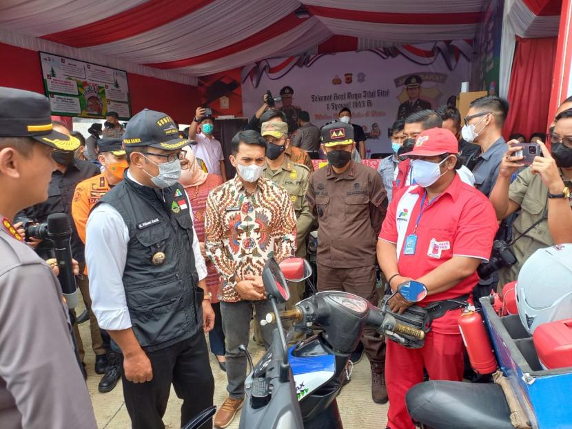 Gubernur Jabar Ridwan Kamil bersama jajaran Forkopimda memantau arus mudik di pos pengamanan Cileunyi, Kabupaten Bandung, Kamis (28/4/2022). 