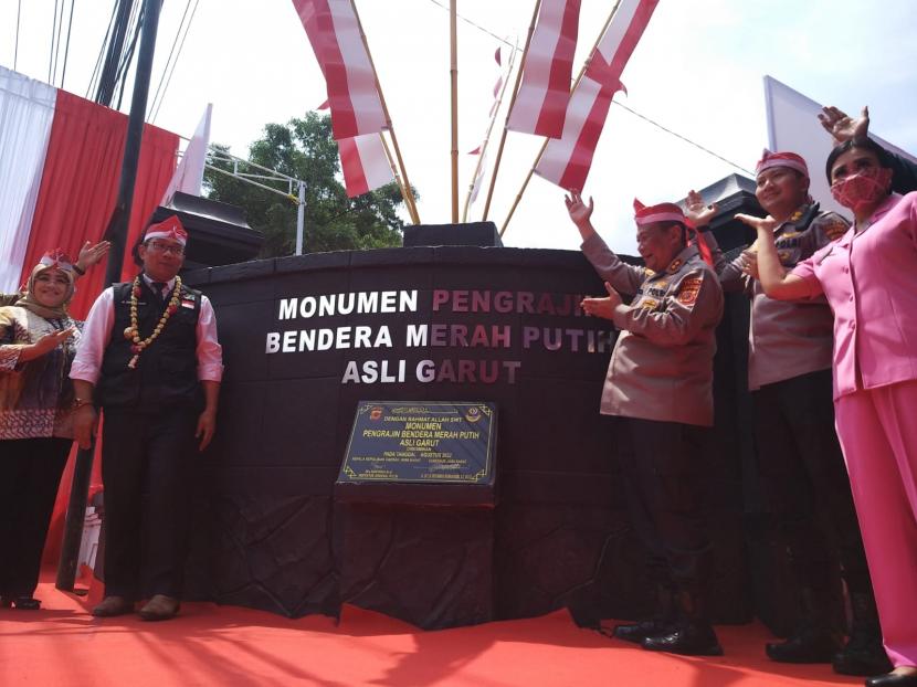 Gubernur Jabar, Ridwan Kamil, bersama Kapolda Jabar, Irjen Pol Suntana, meresmikan Monumen Pengrajin Bendera Merah Putih Asli Garut di Kecamatan Leles, Kabupaten Garut, Senin (22/8/2022).