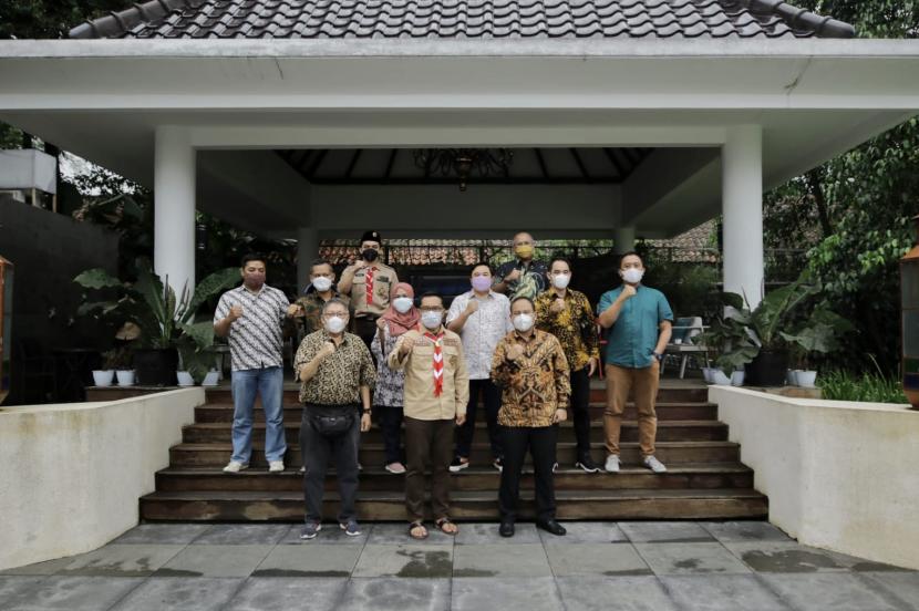  Gubernur Jabar Ridwan Kamil (depan-baju pramuka) bersama jajaran pengurus PWI Jabar di Gedung Pakuan, Kota Bandung, Selasa (14/9).  