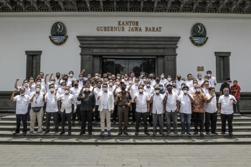 Gubernur Jabar Ridwan Kamil (depan-tengah) berfoto bersama seluruh Pengurus PWI Jawa Barat periode 2021-2026 di Gedung Sate, Kota Bandung, Selasa (26/10). 