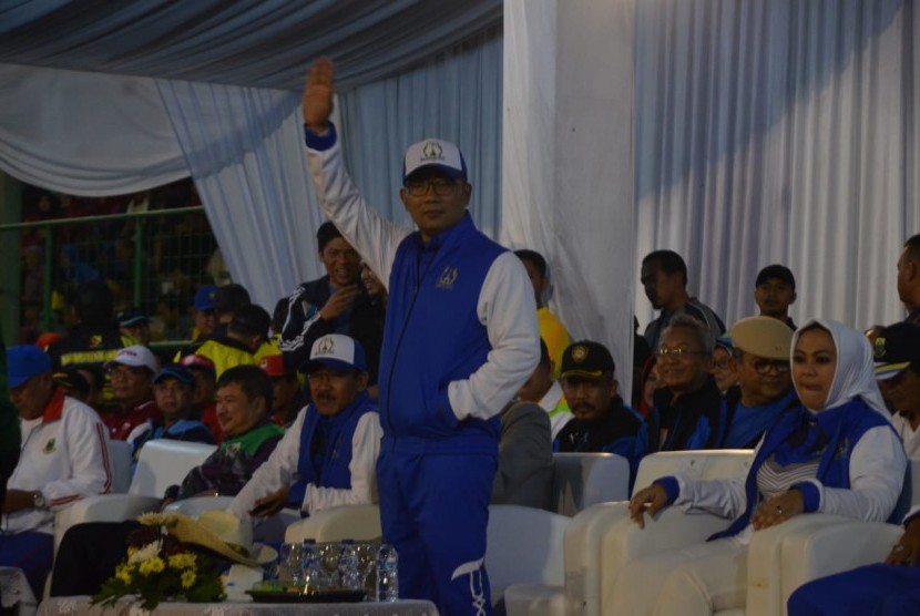 Gubernur Jabar Ridwan Kamil didampingi Bupati Karawang Cellica Nurachadiana, saat pembukaan Porpemda XIV Jabar 2018 di Stadion Singaperbangsa, Senin malam (26/11). 