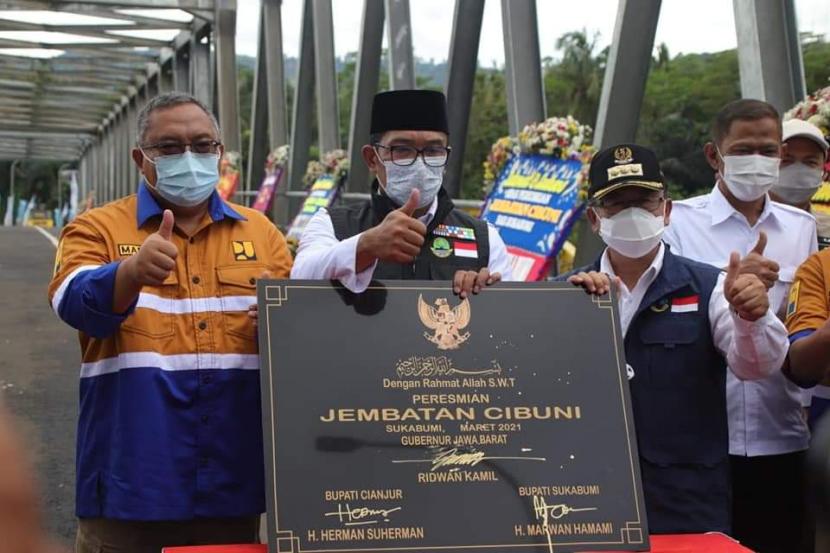 Gubernur Jabar Ridwan Kamil didampingi Bupati Sukabumi Marwan Hamami meresmikan Jembatan Cibuni di Kecamatan Cidadap, Kabupaten Sukabumi, Rabu (24/3)