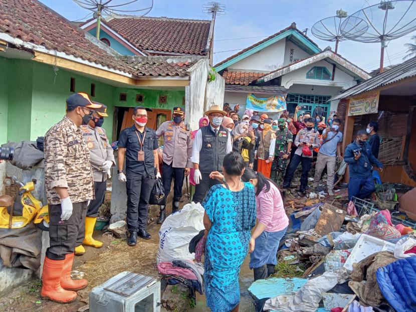 Gubernur Jabar Ridwan Kamil didampingi Wali Kota Sukabumi Achmad Fahmi mengunjungi lokasi banjir di Kelurahan Jayaraksa, Kecamatan Baros, Kota Sukabumi, Sabtu (19/2/2022).