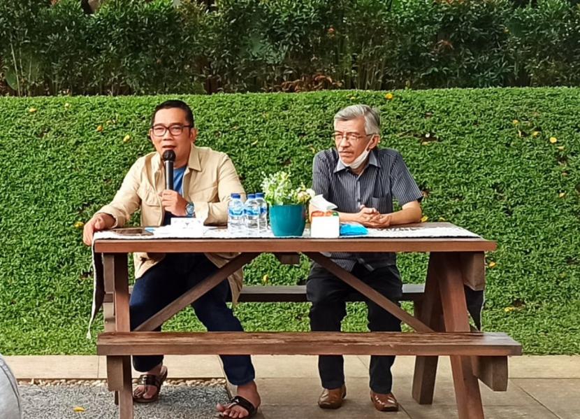 Gubernur Jabar Ridwan Kamil (kiri), didampingi wartawan senior Zulfirman (kanan), menjawab pertanyaan sejumlah perwakilan media massa dalam acara Forum Pimred di Gedung Pakuan, Kota Bandung, Jumat (1/4).