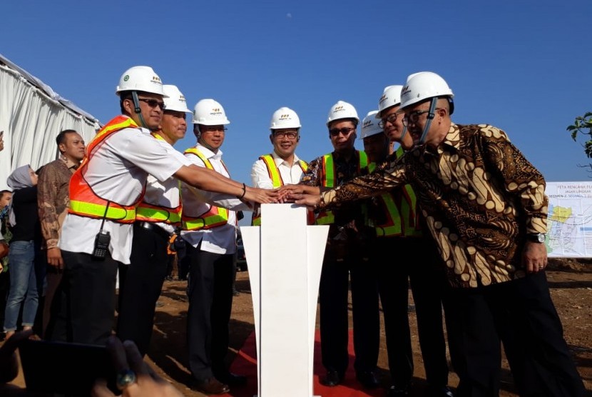 Gubernur Jabar Ridwan Kamil melakukan groundbreaking overpass Cibeureum Jalan Lingkar Sukabumi Segmen 3 Kota Sukabumi bersama Wali Kota Sukabumi Achmad Fahmi, Rabu (21/8).