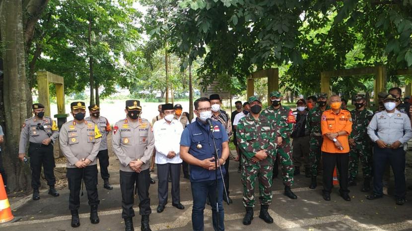 Gubernur Jabar Ridwan Kamil melakukan konferensi pers di Alun-Alun Singaparna, Kabupaten Tasikmalaya, Rabu (20/1).