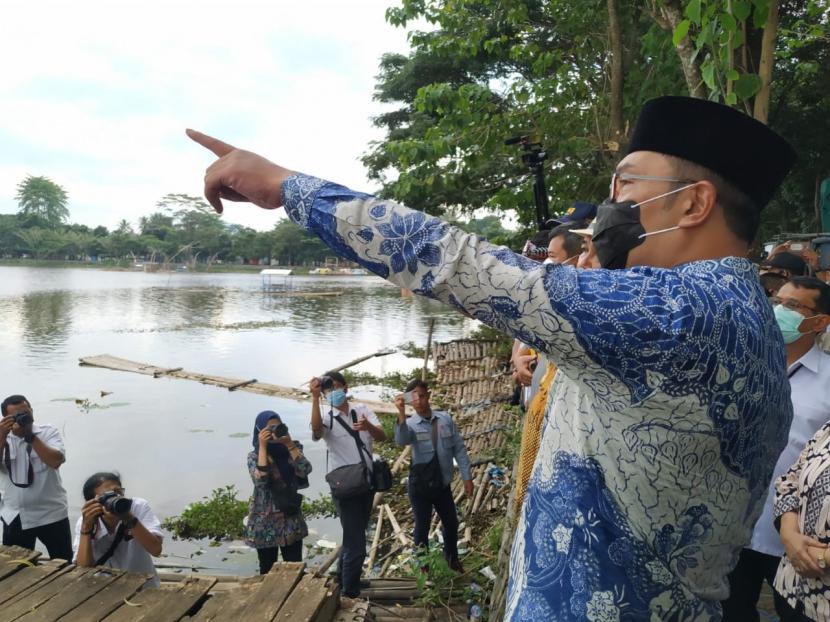 Gubernur Jabar Ridwan Kamil melakukan peletakan batu pertama (groundbreaking) penataan kawasan pariwisata Situ Bagendit di Kabupaten Garut, Rabu (11/11). 