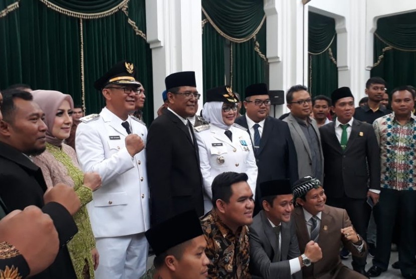 Gubernur Jabar, Ridwan Kamil melantik Bupati Bogor terpilih Ade Yasin dan Wakil Bupati Bogor Iwan Setiawan di Aula Barat Gedung Sate, Ahad (30/12).