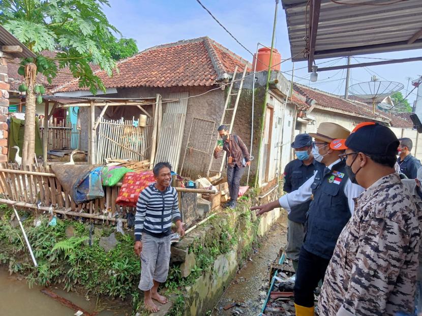 Gubernur Jabar Ridwan Kamil melihat dampak banjir dari aliran Sungai Cisuda, Kota Sukabumi, Sabtu (19/2/2022).