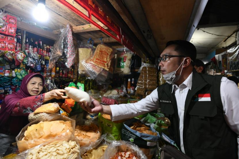 Gubernur Jabar Ridwan Kamil, memantau harga ke Pasar Sederhana Kota Bandung, untuk memastikan pasokan bahan pokok aman di tengah merebaknya virus corona, Rabu (18/3). (Istimewa )