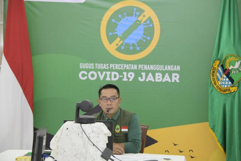 Gubernur Jabar Ridwan Kamil memaparkan sejumlah upaya Pemprov  Jabar dalam menanggulangi COVID-19 dalam webminar series yang digelar oleh British Chamber of Commerce in Indonesia (BrithCham) di Gedung Pakuan, Kota Bandung, Senin petang (18/5). 