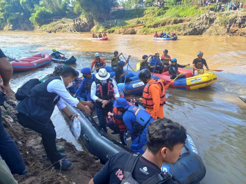 Gubernur Jabar, Ridwan Kamil, membantu siswa menyeberang Sungai Cimanuk di Kecamatan Banyuresmi, Kabupaten Garut, menggunakan perahu karet, Kamis (21/7/2022). 