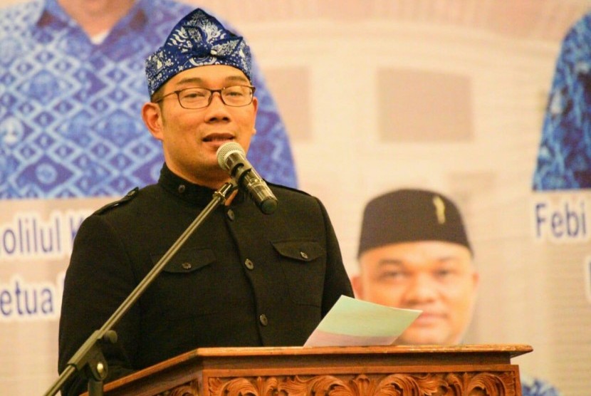Gubernur Jabar Ridwan Kamil memberi sambutan dalam acara pelantikan 10 Pengurus Cabang (PC) Paguyuban Pasundan se-wilayah Sumatera Utara, belum lama ini. 