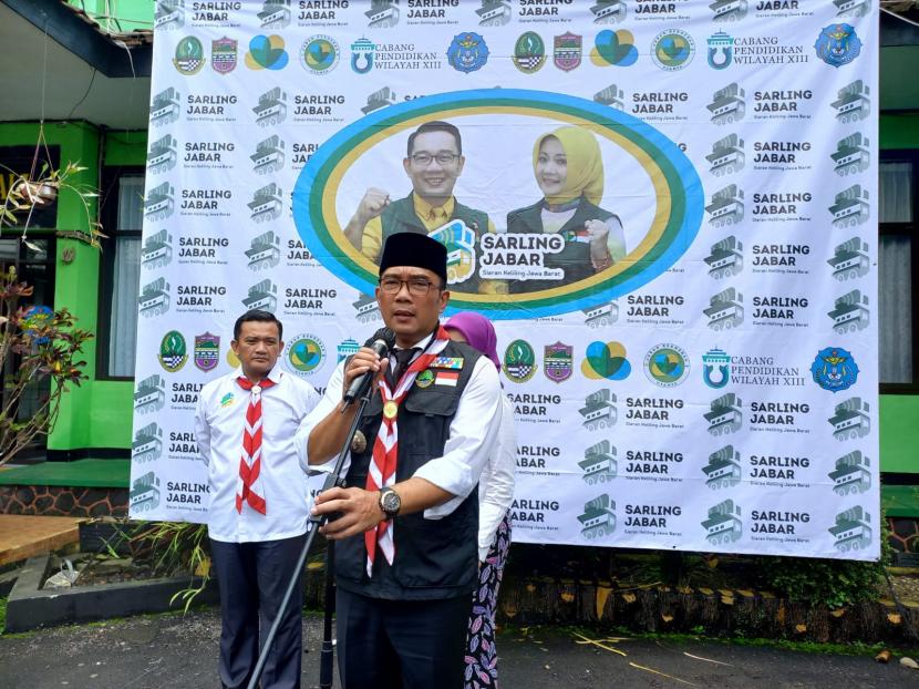 Gubernur Jabar, Ridwan Kamil, memberikan keterangan kepada wartawan di SMAN 1 Kawali, Kabupaten Ciamis, Rabu (26/10/2022). 