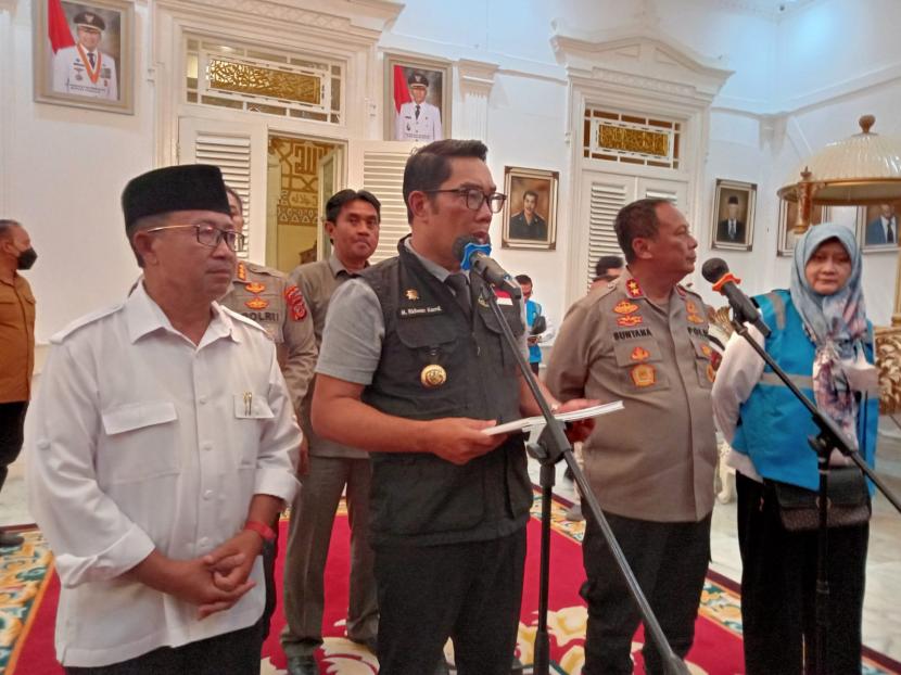 Gubernur Jabar Ridwan Kamil memberikan keterangan pers terkait penanganan bencana gempa Cianjur di Pendopo Kabupaten Cianjur, Senin (21/11/2022) malam.