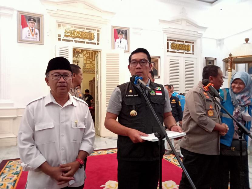 Gubernur Jabar Ridwan Kamil memberikan keterangan pers terkait penanganan bencana gempa Cianjur di Pendopo Kabupaten Cianjur.