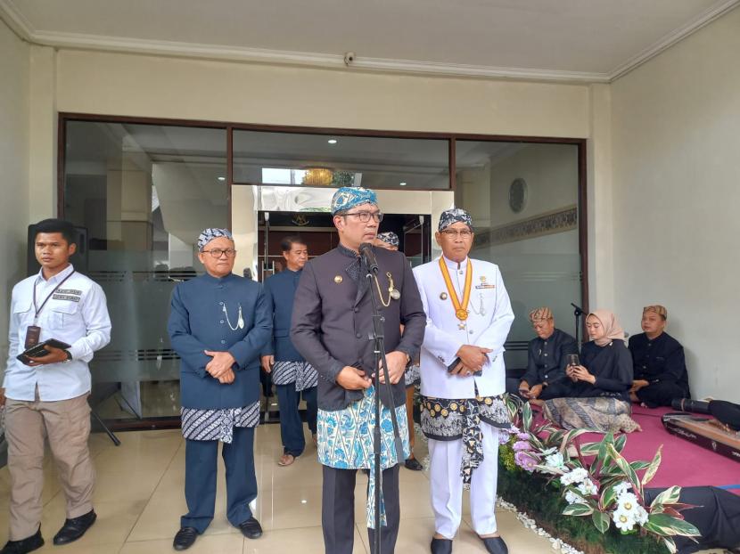  Gubernur Jabar, Ridwan Kamil, memberikan keterangan seusai menghadiri Rapat Paripurna Hari Jadi Kota Tasikmalaya di Gedung DPRD Kota Tasikmalaya, Senin (17/10/2022).