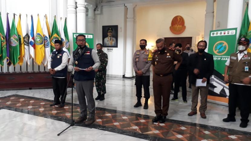 Gubernur Jabar Ridwan Kamil, memberikan keterangan tentang Kota Sukabumi yang zonanya menjadi hijau dan jadi percontohan untuk membuka sekolah, di Gedung Sate, Senin (29/6).