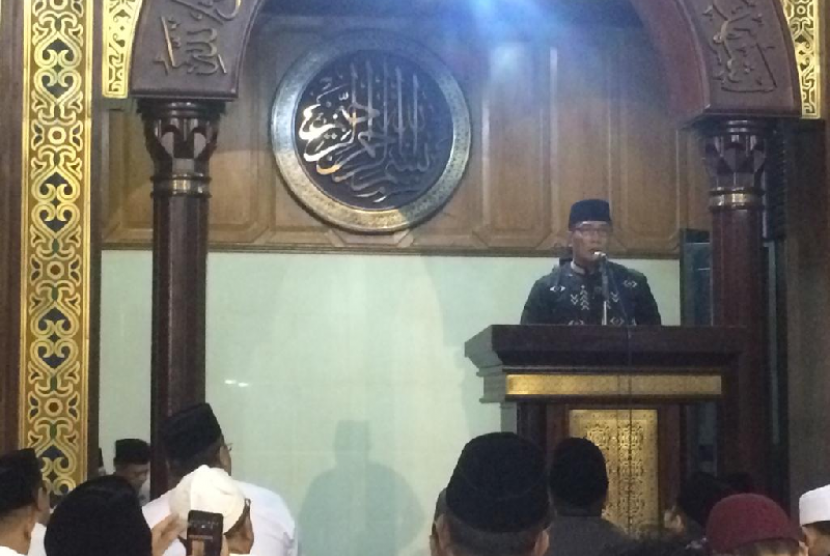 Gubernur Jabar Ridwan Kamil memberikan tausiyah seusai Subuh berjamaah di Masjid Agung Tasikmalaya, Ahad (21/4). 