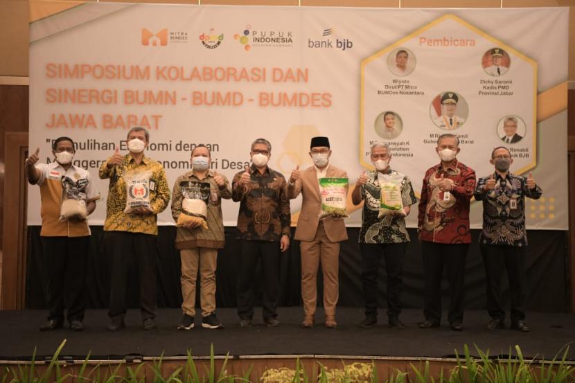 Gubernur Jabar Ridwan Kamil membuka Simposium Kolaborasi dan Sinergi BUMN-BUMD-BUMDes Jabar di Hotel Preanger, Kota Bandung, Jumat (26/11).