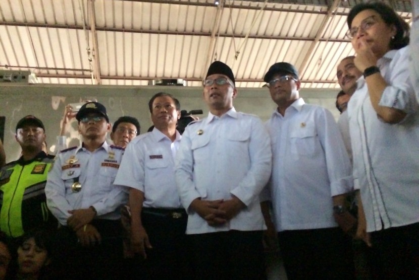 Gubernur Jabar Ridwan Kamil menemani rombongan menteri kabinet kerja saat mengunjungi Stasiun Cibatu, Kabupaten Garut, Jumat (26/4).