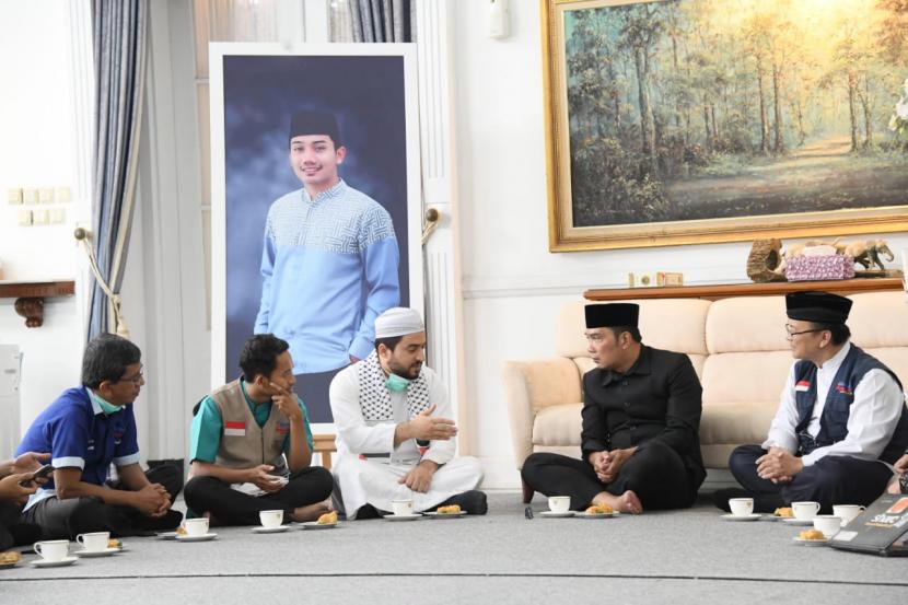Gubernur Jabar Ridwan Kamil menerima rombongan dari Aman Palestin Indonesia (API) di Gedung Pakuan, Kota Bandung, Jumat (24/6).   