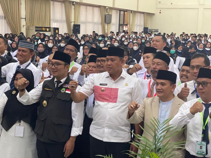 Gubernur Jawa Barat Ridwan Kamil, setuju jika pengelolaan sekolah di tingkat SMA/SMK dikembalikan ke Pemerintah Daerah. Sebab hal tersebut akan lebih mempermudah koordinasi secara teknis.