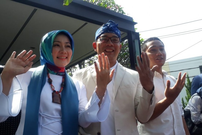 Gubernur Jabar, Ridwan Kamil menggunakan hak pilihnya di rumah pribadinya Jln Cigadung Selatan Kota Bandung atau yang sering disebut Rumah Botol. Pria yang akrab disapa Emil ini, memilih di TPS 32 ditemani oleh Istrinya Atalia Praratya, anak laki-lakinya Emmeril Khan dan mertuanya.