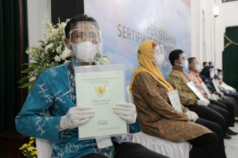 Gubernur Jabar Ridwan Kamil mengikuti acara Penyerahan Sertifikat Tanah untuk Rakyat se-Indonesia melalui konferensi video dari Gedung Sate, Kota Bandung, Senin (9/11/20)