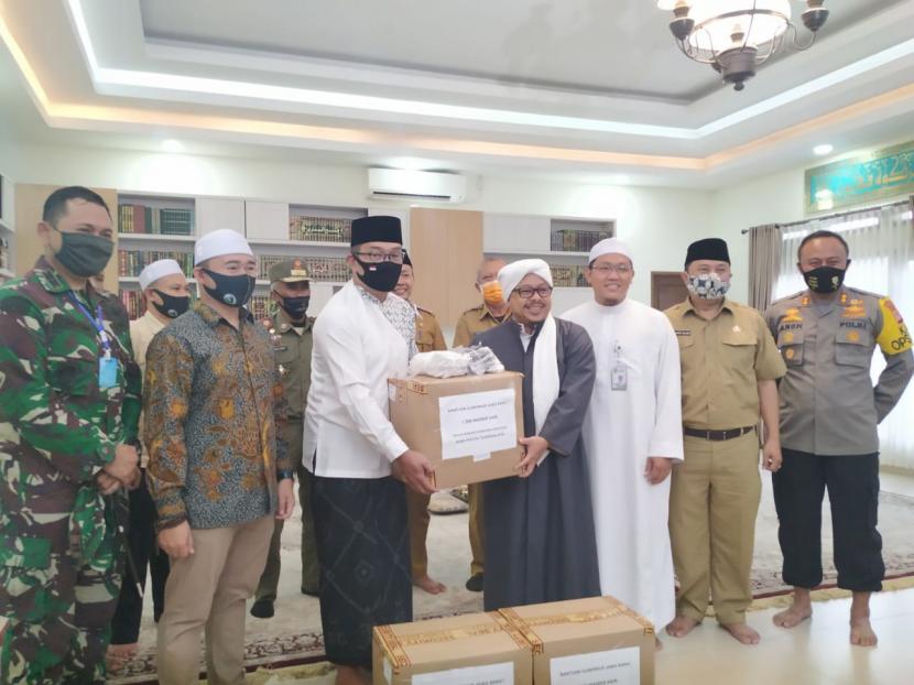 Gubernur Jabar Ridwan Kamil mengunjungi Pesantren Idrisiyyah di Kecamatan Cisayong, Kabupaten Tasikmalaya, Senin (6/7). 