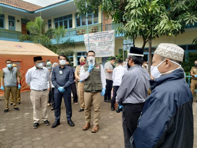 Gubernur Jabar Ridwan Kamil mengunjungi salah satu pesantren yang menjadi klaster penyebaran Covid-19 di Kecamatan Pangatikan, Kabupaten Garut, Selasa (27/10). 