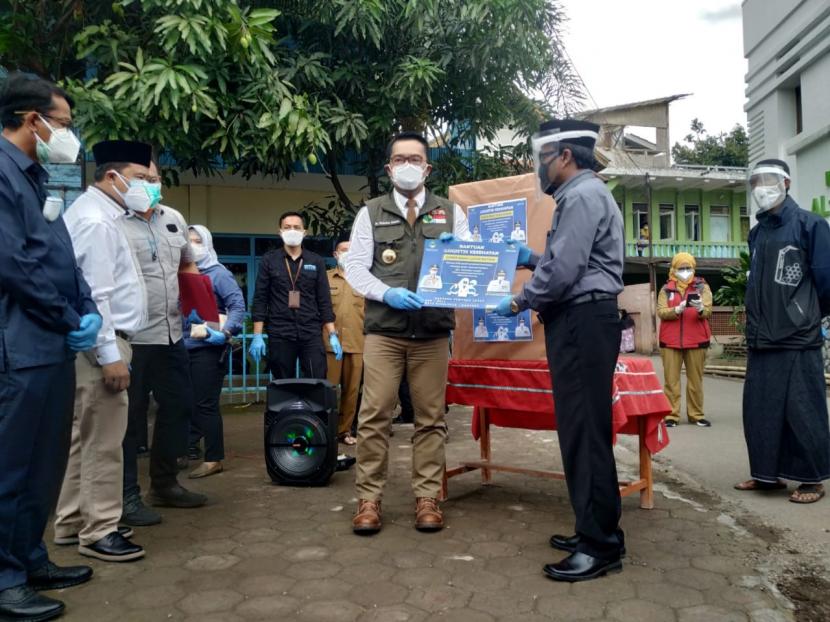 Penerapan Protokol Kesehatan di Pesantren akan Diperiksa. Foto: Gubernur Jabar Ridwan Kamil mengunjungi salah satu pesantren yang menjadi klaster penyebaran Covid-19 di Kecamatan Pangatikan, Kabupaten Garut, Selasa (27/10). 