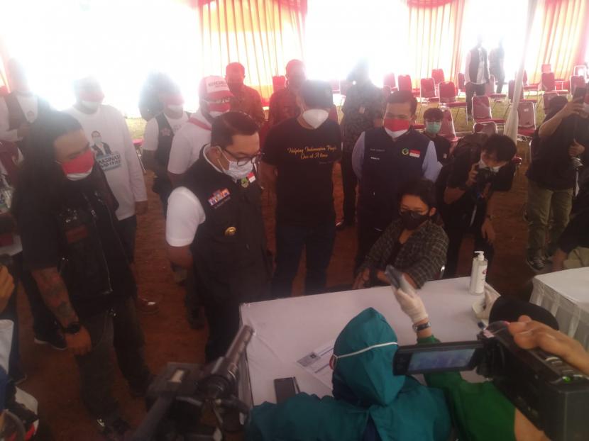 Gubernur Jabar Ridwan Kamil meninjau pelaksanaan vaksinasi di Gelora Saparua, Jumat (13/8).