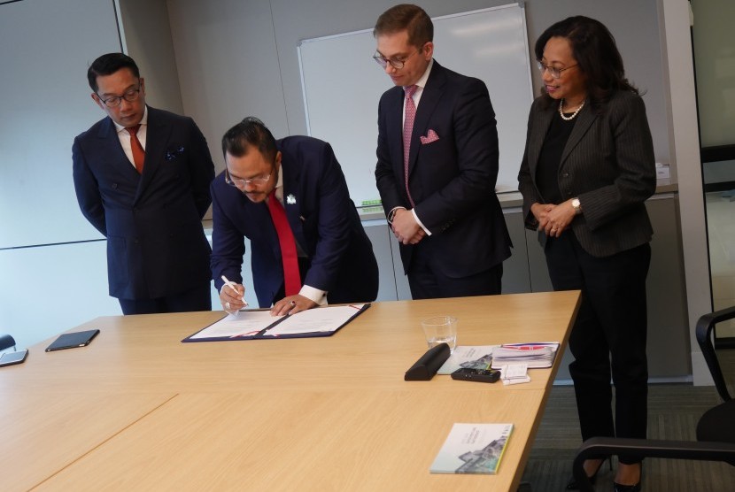 Gubernur Jabar Ridwan Kamil menyaksikan penandatanganan kerjasama bisnis antara Jawa Barat dengan Victoria, yang dilakukan oleh Ketua Kadin Jabar, Tatan Pria Sudjana dan Australian-Indonesia Business Chamber (AIBC) di International Chamber House, di Melbourne, Victoria, Australia, Selasa (25/2). Penandatanganan MoU ini merupakan salah satu kegiatan dari 20 kegiatan yang sebagian besar terkait kerjasama bisnis, selama kunjungan kerja Gubernur Jabar dan delegasi di Melbourne. Foto: Rachmat Santosa Basarah