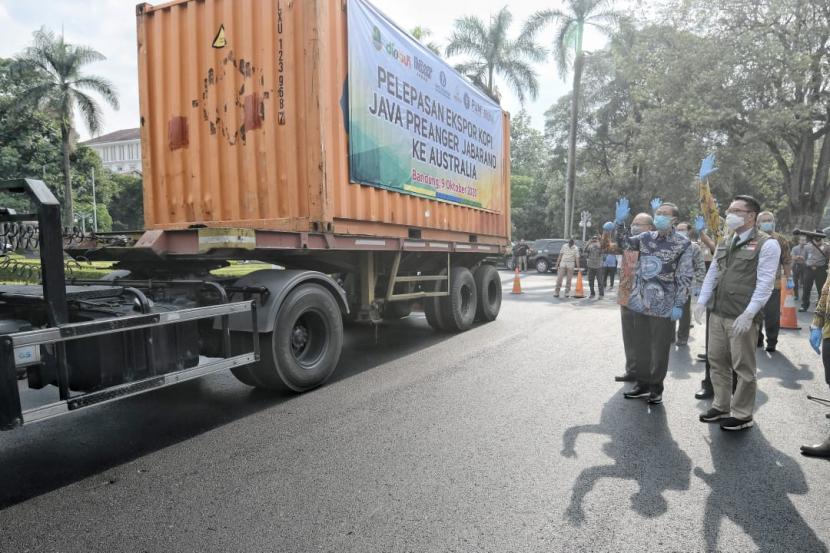 Gubernur Jabar Ridwan Kamil menyatakan ekonomi akan mulai bangkit. Hal ini, ditandai dengan ekspor 16.650 kg atau kurang lebih 16 ton kopi arabika Java Preanger Jabarano ke Sydney, Australia.