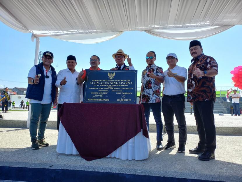 Gubernur Jabar Ridwan Kamil meresmikan Alun-Alun Singaparna di Kabupaten Tasikmalaya, Sabtu (14/1/2023).